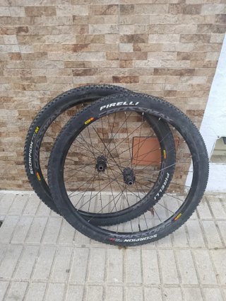 Bicicleta de Montaña Eléctrica Negra y Roja