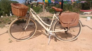 Bicicleta estilo vintage de paseo color crema con