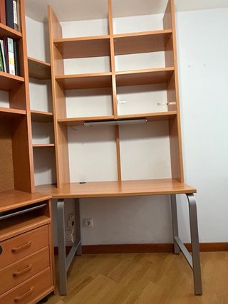 Dormitorio juvenil con 2 estanterías y cama nido