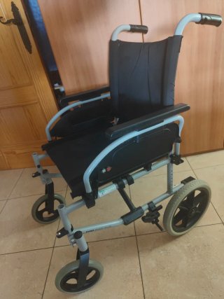 Silla de ruedas de calidad. Como nueva