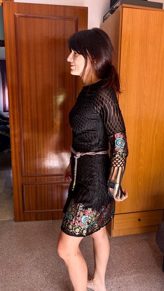 Vestido negro con detalles de colores PEACE+LOVE