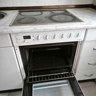 Horno con placa vitrocerámica empodrado