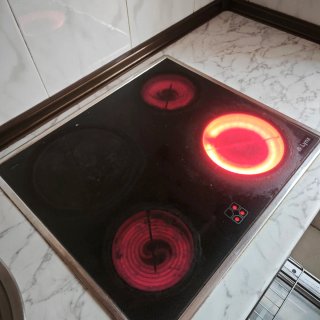 Horno con placa vitrocerámica empodrado