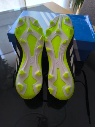 Botas de fútbol Adidas negras y verdes