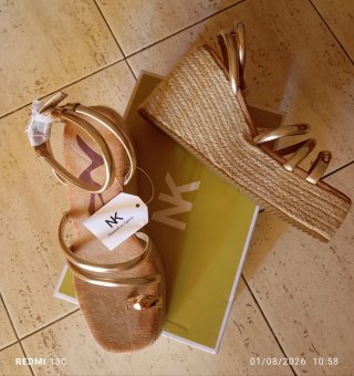 Sandalias/Cuñas Doradas NK