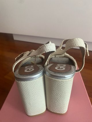 Sandalias Gioseppo Beige Tacon Talla 40. Tacón 9,5