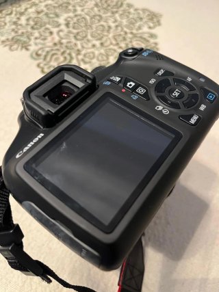 Canon EOS 1100D + Objetivo EF-S 18-55mm III
