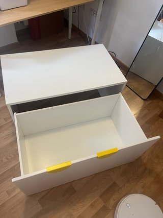 Banco de almacenamiento Ikea blanco y amarillo
