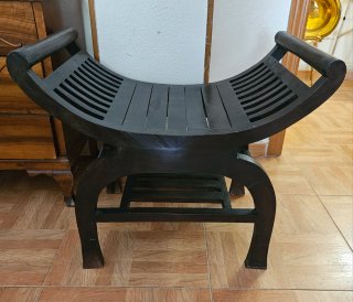 Pareja banquetas curul madera oscura