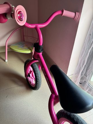 Bicicleta infantil rosa sin pedales