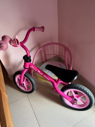 Bicicleta infantil rosa sin pedales