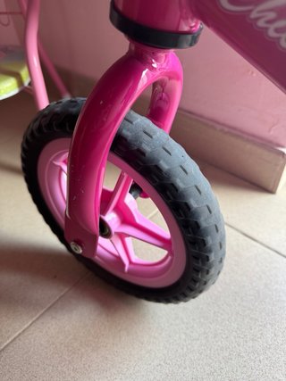 Bicicleta infantil rosa sin pedales