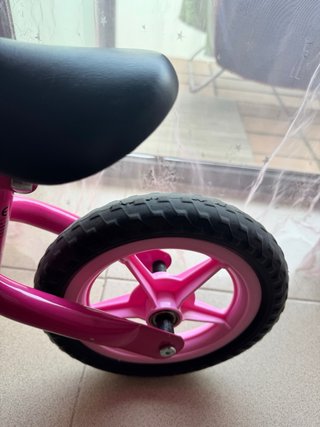 Bicicleta infantil rosa sin pedales