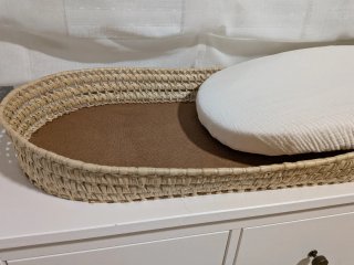 Cambiador de bebé en mimbre + colchón + funda