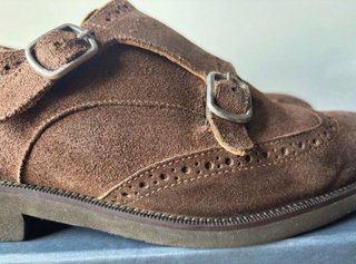 Zapatos Scalpers ante marrones