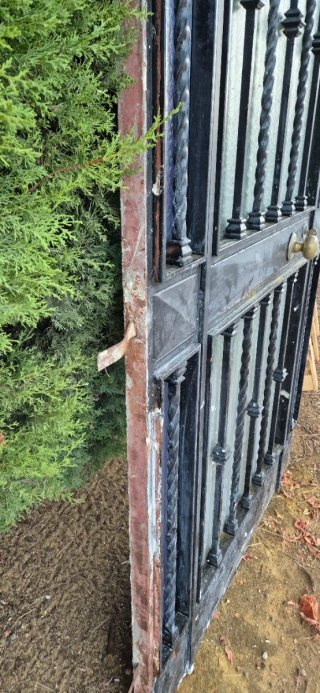 Puerta de Hierro Forjado con Vidriera