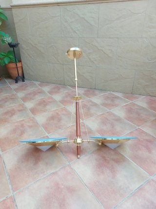Lámpara de techo dorada y madera  Regulable.