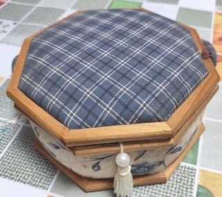 Elegante caja de costura vintage
