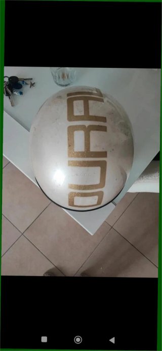 Casco de moto blanco con letras doradas