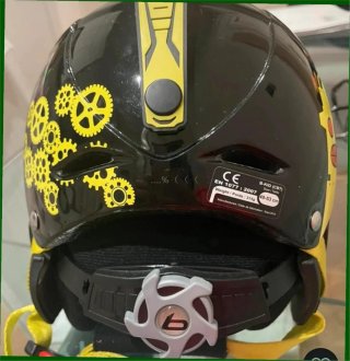 Casco de moto negro con diseño