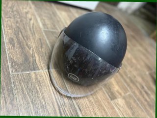 Casco de moto negro con visera