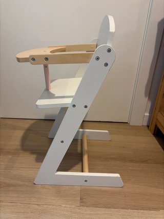 Trona de juguete blanca y madera