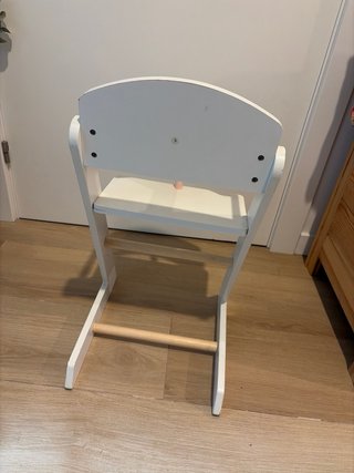 Trona de juguete blanca y madera
