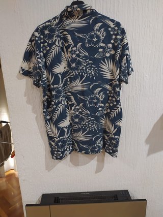 Polo Pull&Bear Estampado Floral Azul y Beige