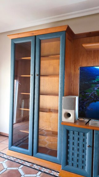 Mueble TV azul y madera de madera de pino