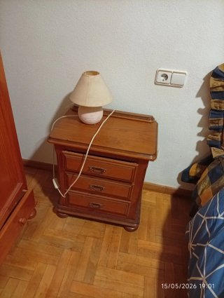 Mesita de noche de madera