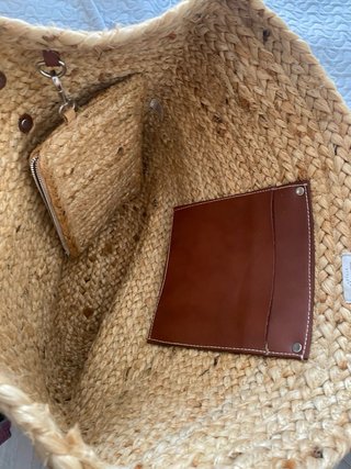 Bolso de rafia con bolsillo de piel