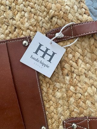 Bolso de rafia con bolsillo de piel