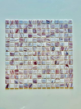 Mosaico decorativo bianco e viola