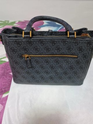 Bolso Guess Gris con detalles dorados