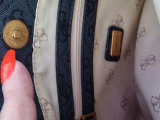 Bolso Guess Gris con detalles dorados