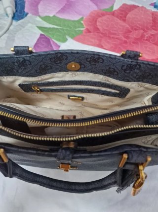 Bolso Guess Gris con detalles dorados