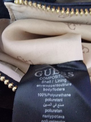 Bolso Guess Gris con detalles dorados