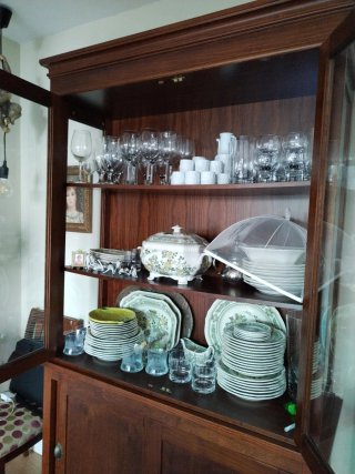 Vitrina de madera y cristal