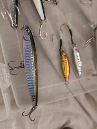 Lote de señuelos de pesca + caja