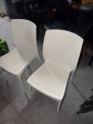 Sillas de plástico estilo ratán 12€ cada hay 80
