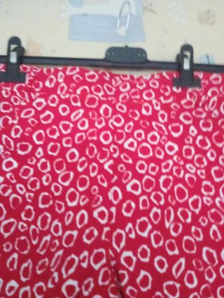 Pantalón pitillo estampado mujer