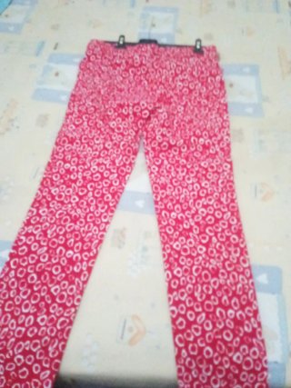 Pantalón pitillo estampado mujer