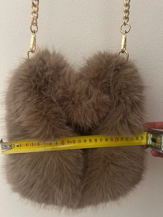 Borsetta in pelliccia sintetica con catena dorata