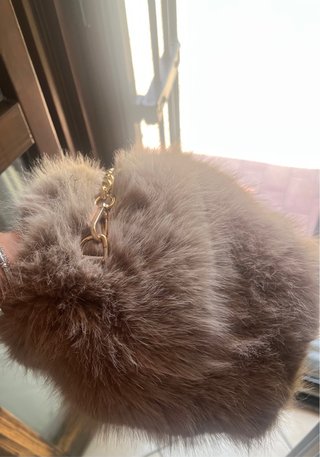 Borsetta in pelliccia sintetica con catena dorata