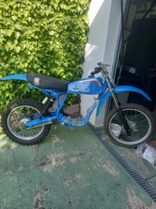 Bultaco Pursang Moto Azul