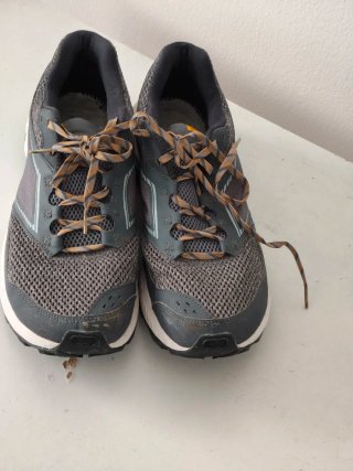 Deportivas trail hombre grises y naranjas