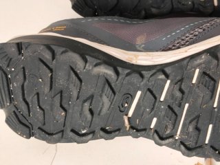 Deportivas trail hombre grises y naranjas
