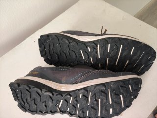 Deportivas trail hombre grises y naranjas