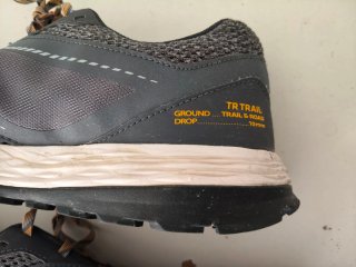 Deportivas trail hombre grises y naranjas