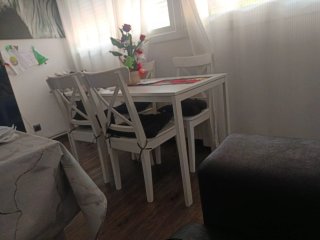 Mesa y 4 sillas blancas